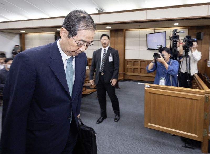 '내란방조 혐의'로 특검에 기소된 한덕수 전 국무총리가 30일 오전 서울 서초동 중앙지법에서 열린 첫 재판에 출석하고 있다. 2025.9.30 ⓒ 뉴스1 사진공동취재단