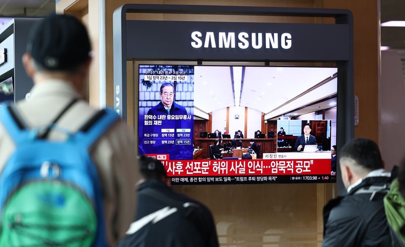 7일 오전 서울 용산구 서울역 대합실에서 시민들이 12.3 비상계엄 사태와 관련해 내란 중요임무 종사 혐의를 받는 한덕수 전 국무총리의 항소심 선고 공판 관련 뉴스를 지켜보고 있다. 한 전 총리는 지난 1심 징역 23년보다 8년 낮은 징역 15년형을 선고받았다. 2026.5.7 ⓒ 뉴스1 최지환 기자