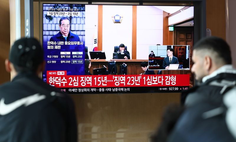 7일 오전 서울 용산구 서울역 대합실에서 시민들이 12.3 비상계엄 사태와 관련해 내란 중요임무 종사 혐의를 받는 한덕수 전 국무총리의 항소심 선고 공판 관련 뉴스를 지켜보고 있다. 한 전 총리는 지난 1심 징역 23년 보다 8년 낮은 징역 15년형을 선고받았다. 2026.5.7 ⓒ 뉴스1 최지환 기자