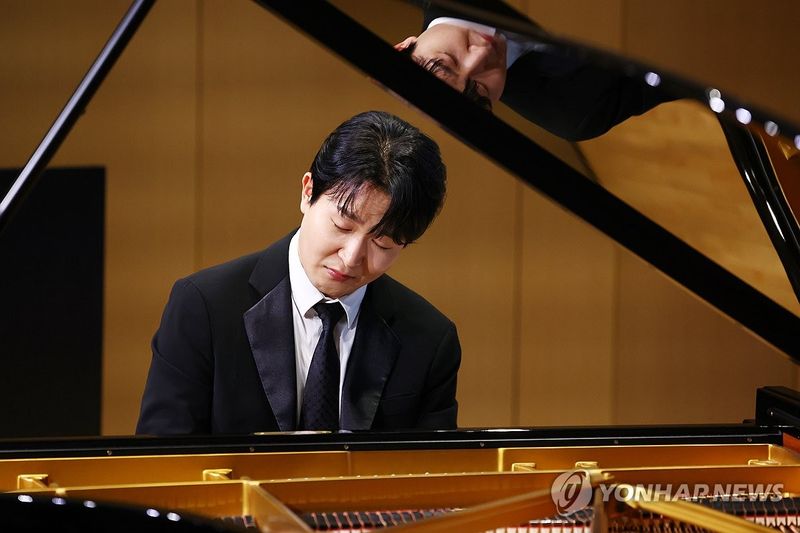 피아니스트 선우예권의 연주 (출처=연합뉴스)