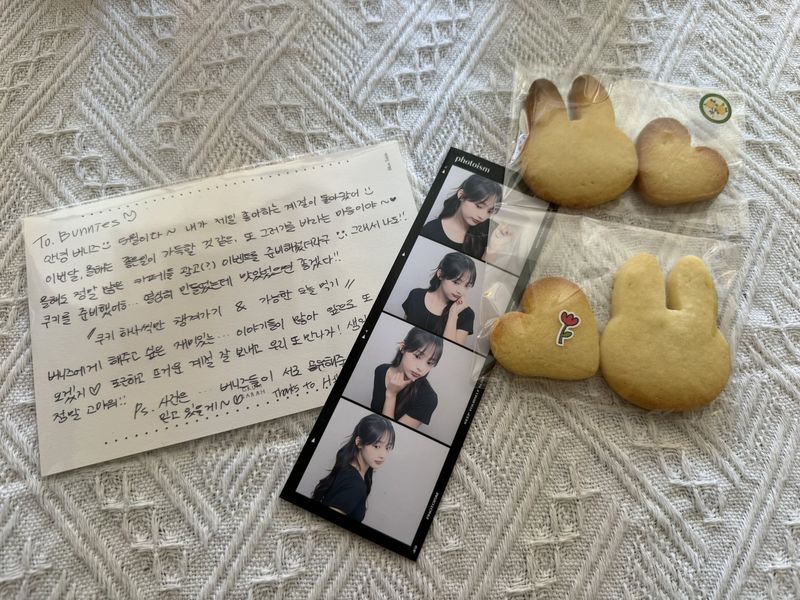 그룹 뉴진스 멤버 민지가 생일을 맞아 팬들에게 전달한 직접 구운 쿠키와 네 컷 사진, 손 편지. /사진=@atom_mj0507 엑스(X·옛 트위터) 캡처