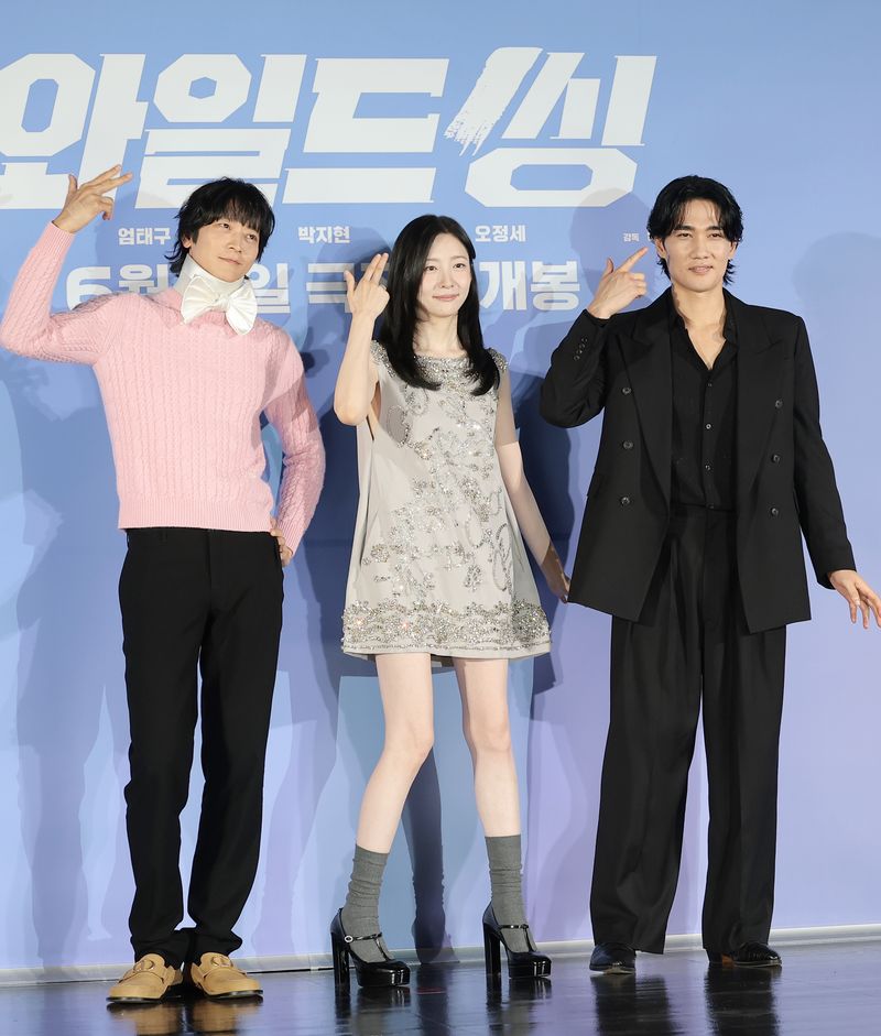 배우 강동원(왼쪽부터)과 박지현, 엄태구가 7일 서울 광진구 롯데시네마 건대입구에서 열린 영화 '와일드 씽'(감독 손재곤) 제작보고회에서 포즈를 취하고 있다. '와일드 씽'은 한때 가요계를 휩쓸었지만 예기치 못한 사건에 휘말려 하루아침에 해체된 3인조 혼성 댄스 그룹 트라이앵글이 20년 만에 찾아온 재기의 기회를 잡기 위해 무모한 도전을 벌이는 이야기다. 2026.5.7 ⓒ 뉴스1 권현진 기자