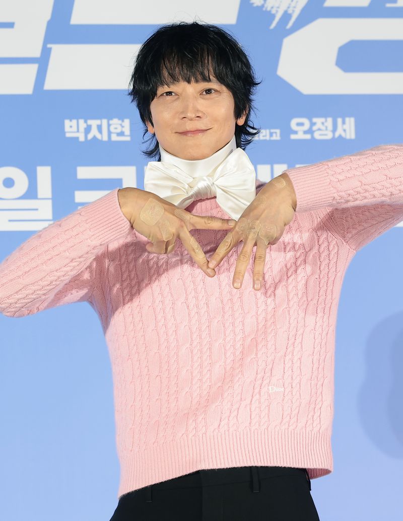 배우 강동원이 7일 서울 광진구 롯데시네마 건대입구에서 열린 영화 '와일드 씽' 제작보고회에서 포즈를 취하고 있다. '와일드 씽'은 한때 가요계를 휩쓸었지만 예기치 못한 사건에 휘말려 하루아침에 해체된 3인조 혼성 댄스 그룹 트라이앵글이 20년 만에 찾아온 재기의 기회를 잡기 위해 무모한 도전을 벌이는 이야기다. 2026.5.7 ⓒ 뉴스1 권현진 기자