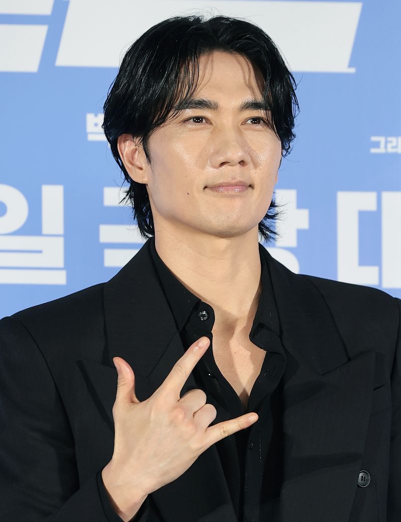 배우 엄태구가 7일 서울 광진구 롯데시네마 건대입구에서 열린 영화 '와일드 씽' 제작보고회에서 포즈를 취하고 있다. '와일드 씽'은 한때 가요계를 휩쓸었지만 예기치 못한 사건에 휘말려 하루아침에 해체된 3인조 혼성 댄스 그룹 트라이앵글이 20년 만에 찾아온 재기의 기회를 잡기 위해 무모한 도전을 벌이는 이야기다. 2026.5.7 ⓒ 뉴스1 권현진 기자