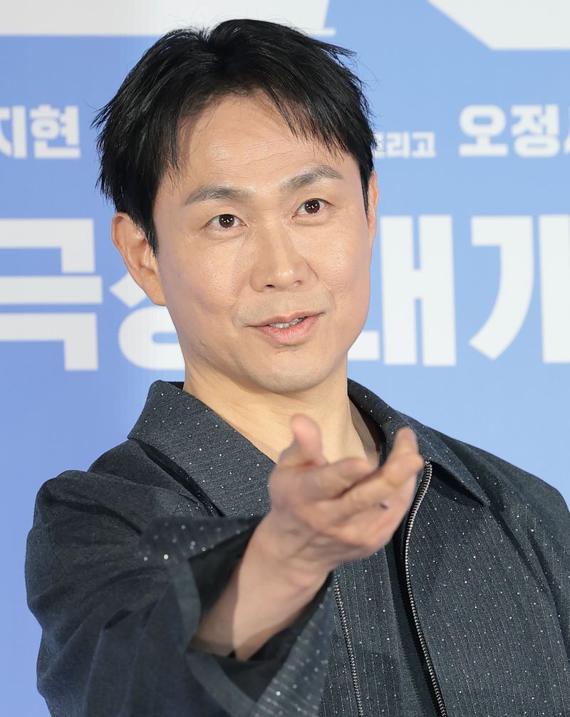 배우 오정세가 7일 서울 광진구 롯데시네마 건대입구에서 열린 영화 '와일드 씽' 제작보고회에서 포즈를 취하고 있다. '와일드 씽'은 한때 가요계를 휩쓸었지만 예기치 못한 사건에 휘말려 하루아침에 해체된 3인조 혼성 댄스 그룹 트라이앵글이 20년 만에 찾아온 재기의 기회를 잡기 위해 무모한 도전을 벌이는 이야기다. 2026.5.7 ⓒ 뉴스1 권현진 기자