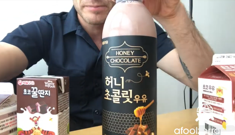 한국 방문 당시 서울에서 초코우유를 리뷰하는 페리 제임스 /사진=페리 제임스(PJ) 유튜브 갈무리