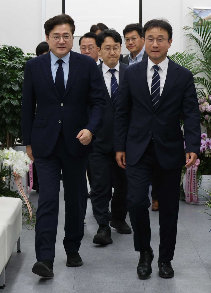 [서울=뉴시스] 조성봉 기자 = 한병도 더불어민주당 원내대표가 7일 오후 서울 여의도 국회에서 예방온 홍익표 대통령비서실 정무수석과 함께 입장하고 있다. 2026.05.07. suncho21@newsis.com