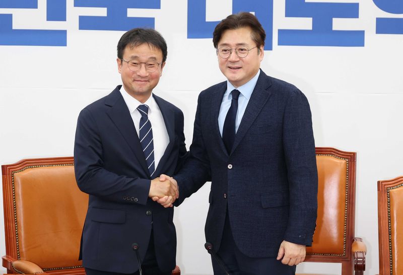 [서울=뉴시스] 조성봉 기자 = 한병도 더불어민주당 원내대표가 7일 오후 서울 여의도 국회에서 예방온 홍익표 대통령비서실 정무수석과 악수를 하고 있다. 2026.05.07. suncho21@newsis.com