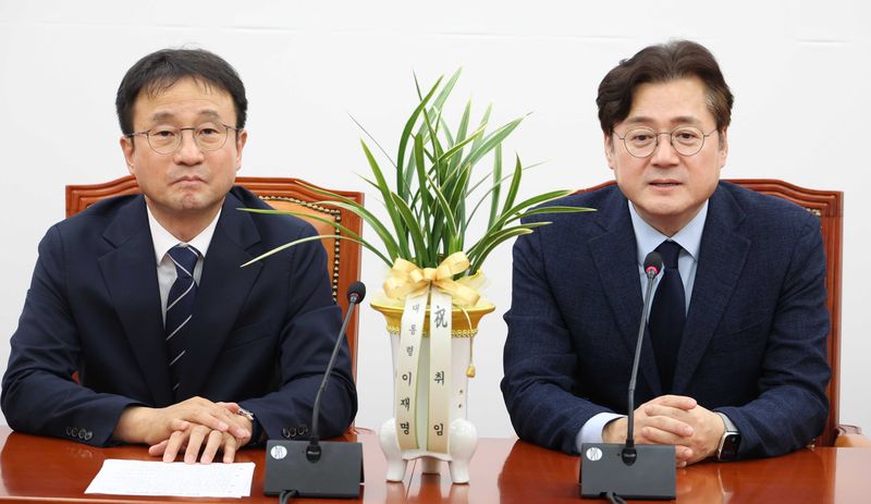 [서울=뉴시스] 조성봉 기자 = 홍익표 대통령비서실 정무수석이 7일 오후 서울 여의도 국회에서 한병도 더불어민주당 원내대표를 예방하며 인사말을 하고 있다. 2026.05.07. suncho21@newsis.com