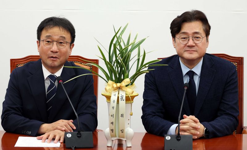[서울=뉴시스] 조성봉 기자 = 한병도 더불어민주당 원내대표가 7일 오후 서울 여의도 국회에서 예방온 홍익표 대통령비서실 정무수석에게 인사말을 하고 있다. 2026.05.07. suncho21@newsis.com