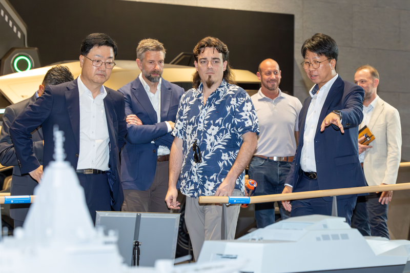 지난해 8월 HD현대 글로벌R&D센터를 방문한 팔머 럭키(Palmer Luckey) 안두릴 공동설립자가 HD현대가 개발 중인 무인수상정에 대한 설명을 듣고 있다. 주원호 HD현대중공업 특수선사업대표, 팔머 럭키 안두릴 공동설립자(앞줄 왼쪽부터). HD현대 제공