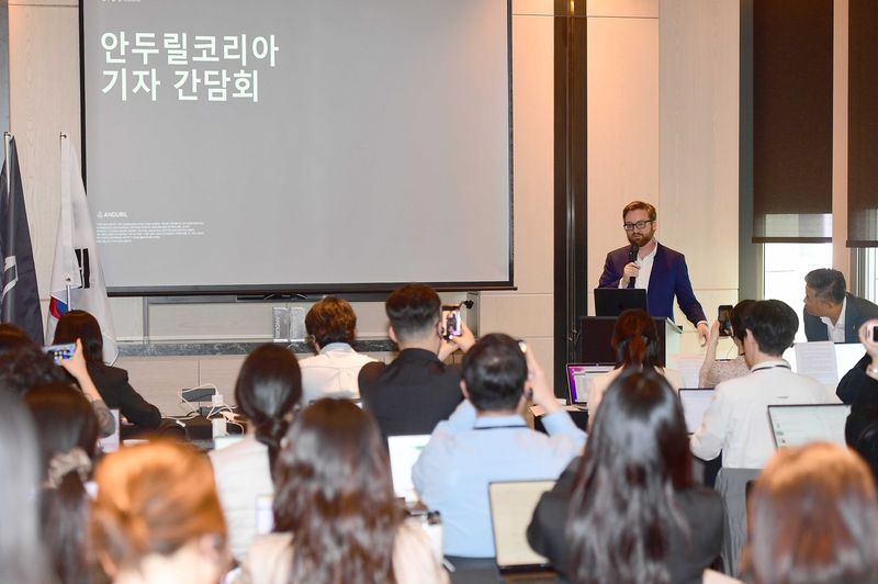 브라이언 쉼프 안두릴 공동창업자 겸 최고경영자(CEO)가 7일 서울 종로 포시즌스호텔에서 기자간담회를 열고 발언을 하고 있다. 안두릴코리아 제공