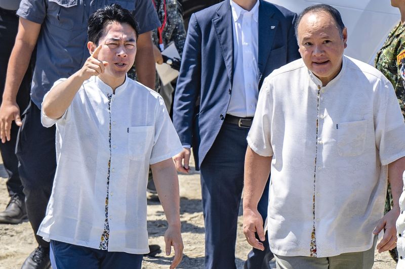 고이즈미 신지로 일본 방위상(좌측)과 길베르토 테오도로 필리핀 국방장관 (출처=연합뉴스)