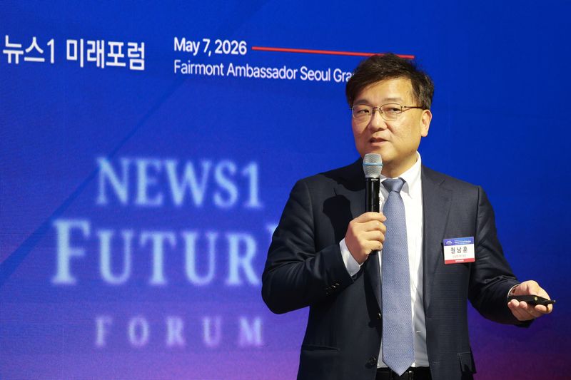 권남훈 산업연구원 원장이 7일 서울 여의도 페어몬트 앰배서더 호텔에서 열린 뉴스1 미래포럼에서 통상환경 변화와 대중국 경쟁 심화에 따른 한국의 산업정책 및 전략을 주제로 강연을 하고 있다. 2026.5.7 ⓒ 뉴스1 임세영 기자