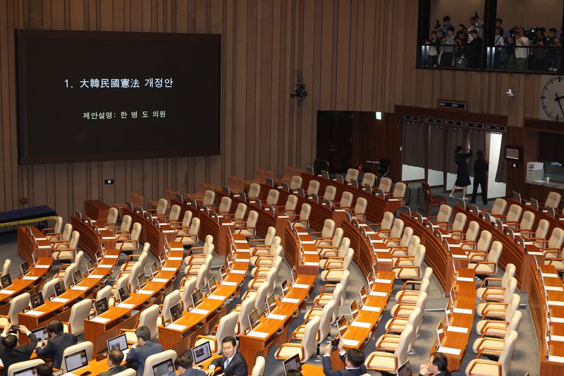 [서울=뉴시스] 고승민 기자 = 7일 서울 여의도 국회에서 열린 제435회 국회(임시회) 제1차 본회의에서 대한민국 헌법 개정안이 상정되고 있다. 국민의힘 의원들의 자리가 비어 있다. 2026.05.07. kkssmm99@newsis.com