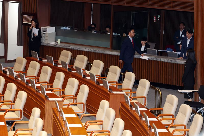 [서울=뉴시스] 고승민 기자 = 유상범 국민의힘 원내운영수석부대표가 7일 서울 여의도 국회에서 열린 제435회 국회(임시회) 제1차 본회의에서 대한민국 헌법 개정안에 대한 반대 의사진행 발언을 마친 뒤 회의장을 나서고 있다. 2026.05.07. kkssmm99@newsis.com
