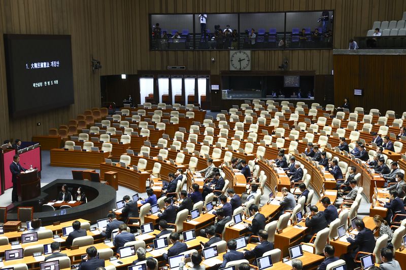 [서울=뉴시스] 김근수 기자 = 7일 서울 여의도 국회에서 열린 제435회 국회(임시회) 제1차 본회의에 대한민국 헌법 개정안이 상정되고 있는 가운데 국민의힘 의원들의 자리가 비어 있다. 2026.05.07. ks@newsis.com