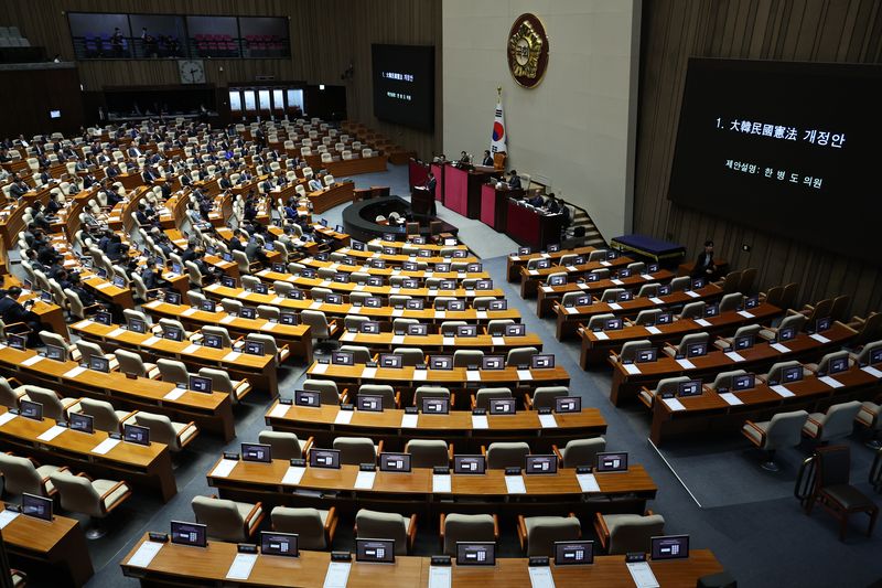 [서울=뉴시스] 김금보 기자 = 한병도 더불어민주당 원내대표가 7일 오후 서울 여의도 국회에서 열린 제435회국회(임시회) 제1차 본회의에서 대한민국헌법 개정안에 대한 제안설명을 하고 있다. 국민의힘은 개헌 반대를 당론으로 정하고 본회의장에 들어오지 않았다. 2026.05.07. kgb@newsis.com