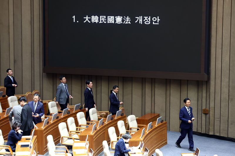 [서울=뉴시스] 고승민 기자 = 정청래 더불어민주당 대표와 한병도 원내대표 등 의원들이 7일 서울 여의도 국회에서 열린 제435회 국회(임시회) 제1차 본회의에서 대한민국헌법 개정안 투표를 하기 위해 투표함으로 향하고 있다. 2026.05.07. kkssmm99@newsis.com