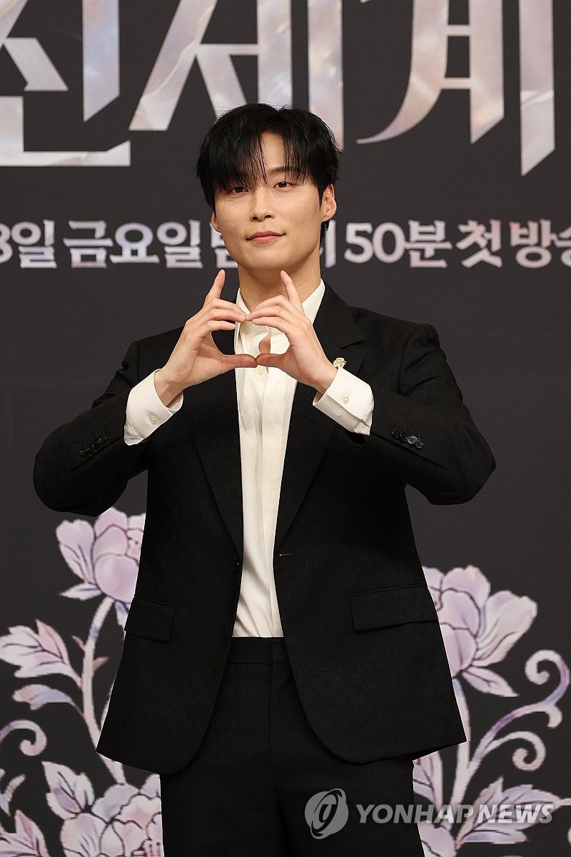 포즈 취하는 허남준 (출처=연합뉴스)
