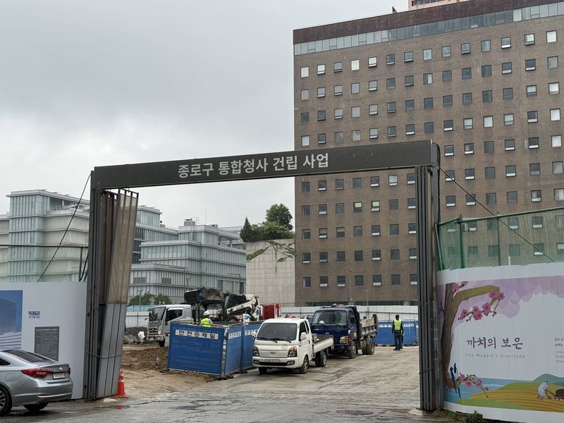 종로구청 신청사 공사장 부지가 7일 여전히 건축을 멈춘 상태로 열려있다. 사진=이창훈 기자