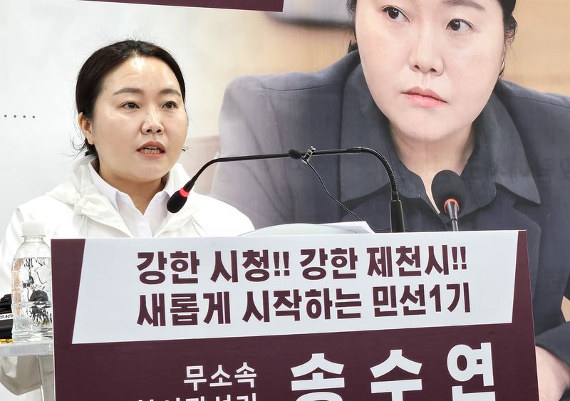 [제천=뉴시스] 이병찬 기자 = 송수연 제천시의원이 7일 충북 제천시청에서 제천시장 선거 출마를 선언하고 있다. 2026.05.07.bclee@newsis.com