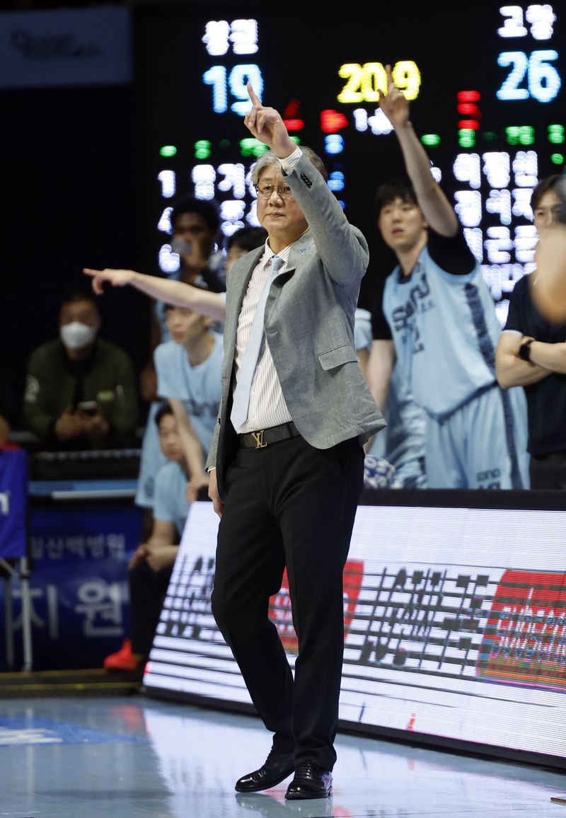 손창환 고양 소노 감독이 27일 오후 경기도 고양시 일산서구 중앙로 고양소노아레나에서 열린 2025-26 프로농구 4강 플레이오프 3차전 고양 소노 스카이거너스와 창원 LG 세이커스의 경기에서 작전 지시를 하고 있다. 2026.4.27 ⓒ 뉴스1 박정호 기자
