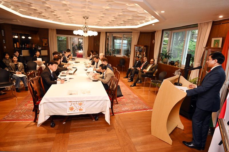 [서울=뉴시스] 고랑랄 다스 주한 인도대사가 7일 서울 용산구 인도대사관저에서 한국·인도정상회담 성과와 인디아데이, 세계요가의날 등을 설명하고 있다. (제공=주한인도대사관) 2026.05.07. *재판매 및 DB 금지