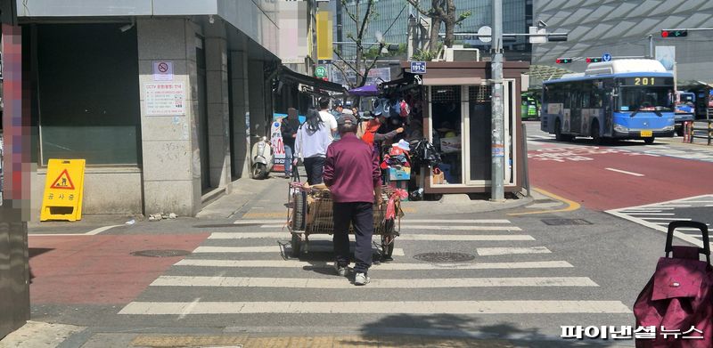 "하루 2천원 벌면 대박" 폐지 줍는 노인 손수레 끌어보니..