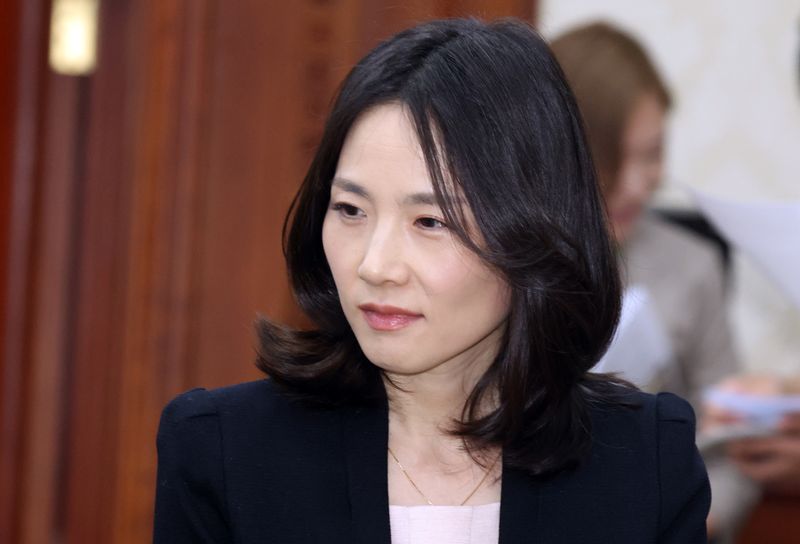 김진아 외교부 2차관이 지난 5월 8일 서울 종로구 세종대로 정부서울청사에서 열린 비상경제본부회의 겸 경제·부동산관계장관회의에 참석하고 있다. 뉴스1