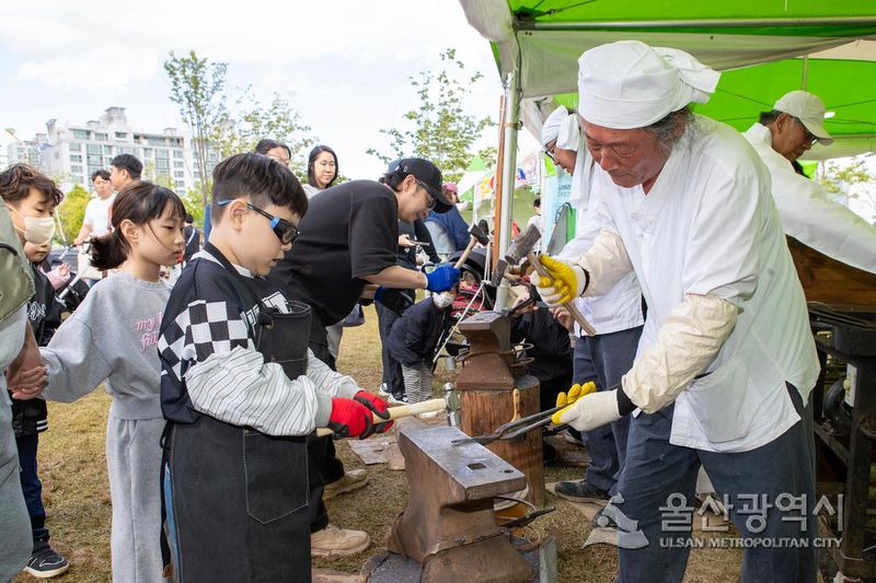 울산쇠부리축제 대장간 체험. 울산시 제공