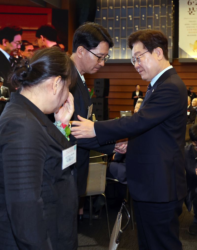 이재명 대통령이 8일 서울 중구 대한상공회의소에서 열린 어버이날 기념식에서 순직 소방관, 경찰관 부모님들에게 카네이션을 달아드린 후 한 유가족을 위로하고 있다. 청와대통신사진기자단