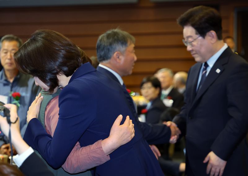 이재명 대통령과 김혜경 여사가 8일 서울 중구 대한상공회의소에서 열린 어버이날 기념식에서 순직 소방관, 경찰관 부모님들에게 카네이션을 달아드린 후 한 유가족을 위로하고 있다. 청와대통신사진기자단