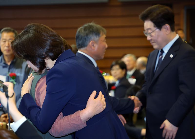 이재명 대통령과 김혜경 여사가 8일 서울 대한상공회의소에서 열린 제54회 어버이날 기념식에서 순직 공무원 부모에게 카네이션을 달아주고 있다. 2026.5.8 ⓒ 뉴스1 허경 기자