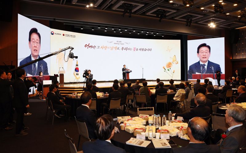 이재명 대통령이 8일 서울 중구 대한상공회의소에서 열린 제54회 어버이날 기념식에서 축사를 하고 있다. 2026.5.8 ⓒ 뉴스1 허경 기자