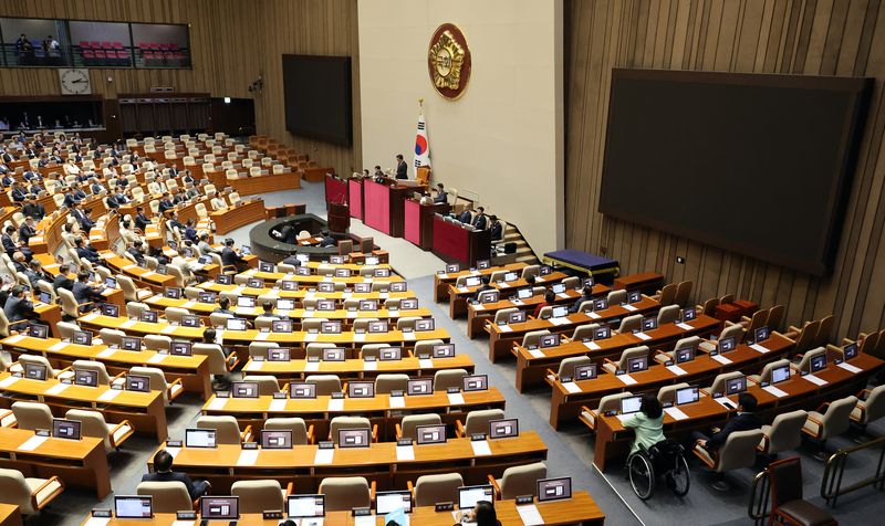 우원식 국회의장이 8일 국회에서 열린 제435회 국회(임시회) 2차 본회의에서 헌법 개정안 표결과 50개 법안 처리와 관련해 국민의힘의 필리버스터 신청으로 안건을 상정하지 않겠다고 밝히고 있다. 연합뉴스