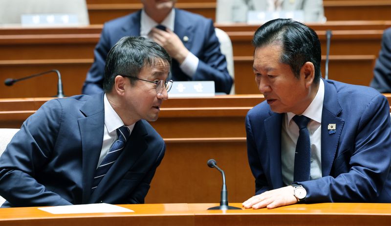 더불어민주당 정청래 대표와 한병도 원내대표가 8일 오후 서울 여의도 국회에서 열린 의원총회에서 대화를 나누고 있다. 2026.5.8 ⓒ 뉴스1 황기선 기자