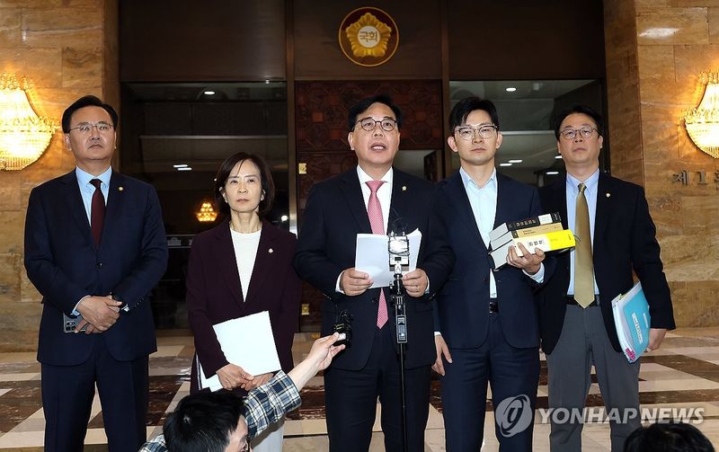 본회의 산회 후 입장 밝히는 송언석 원내대표 (출처=연합뉴스)