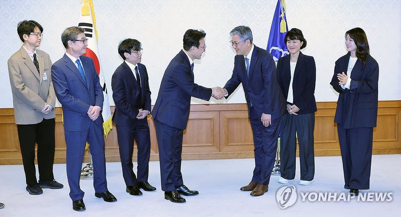 최병환 사행산업통합감독위 민간위원장과 인사하는 김민석 국무총리 (출처=연합뉴스)