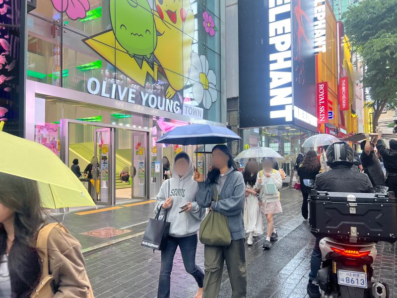 지난 7일 서울 중구 '올리브영 센트럴 명동' 앞 거리에 관광객들이 걸어다니고 있다. 사진=김현지 기자
