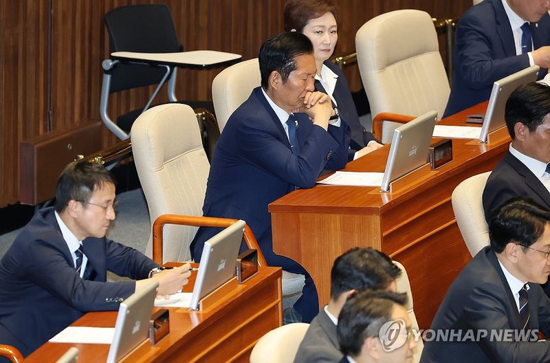 눈감고 국회의장 발언 듣는 정청래 대표 (출처=연합뉴스)