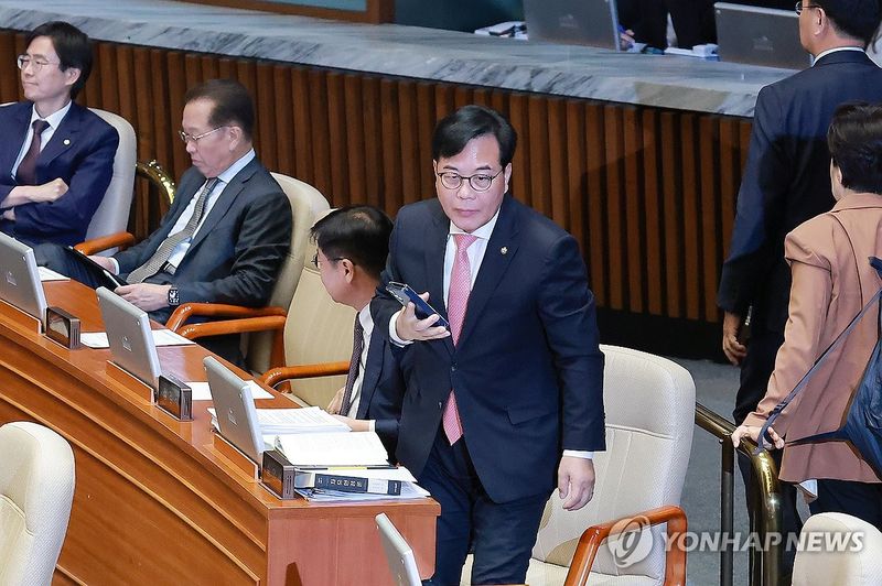 본회의장 떠나는 국민의힘 (출처=연합뉴스)