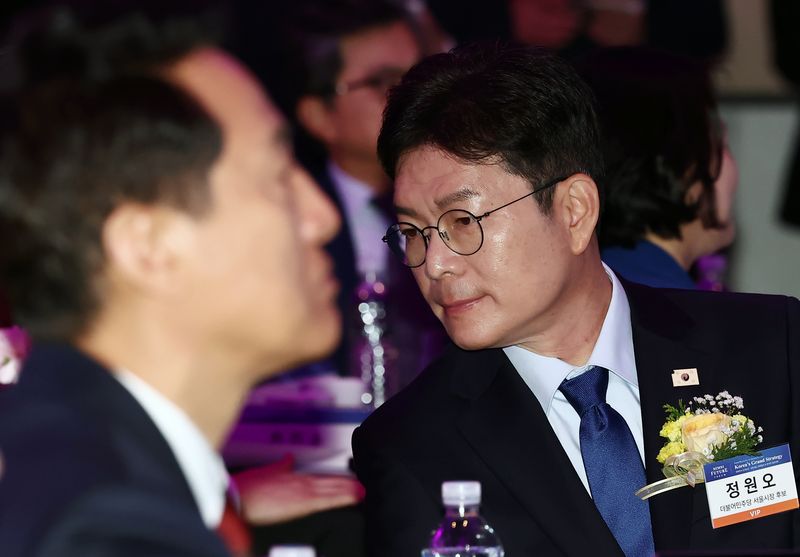 정원오 더불어민주당 서울시장 후보가 7일 서울 여의도 페어몬트 앰배서더 호텔에서 열린 뉴스1 미래포럼에 자리하고 있다. 왼쪽은 오세훈 국민의힘 서울시장 후보. 2026.5.7 ⓒ 뉴스1 김민지 기자
