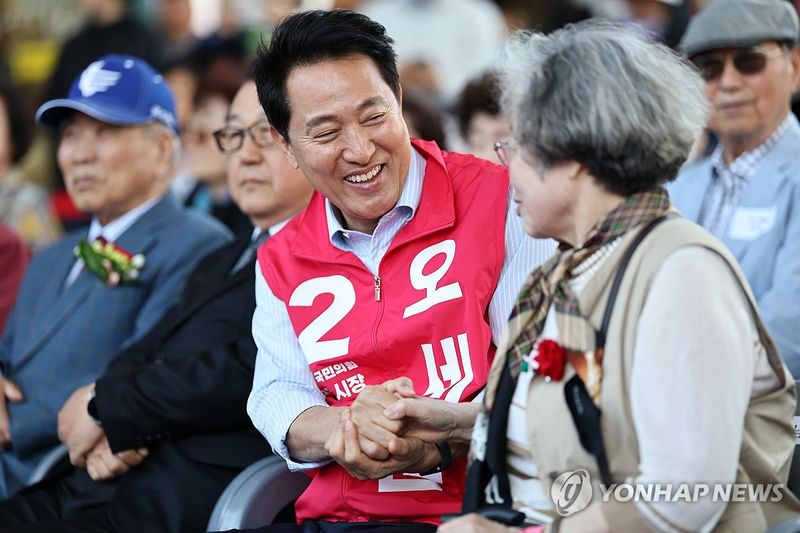 시민과 대화 나누는 오세훈 후보 (출처=연합뉴스)
