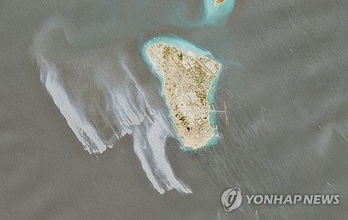 하르그섬 서쪽 해상 원유 유출 위성사진 (출처=연합뉴스)