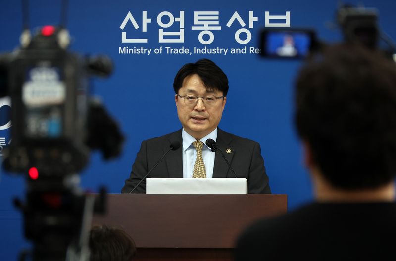 [세종=뉴시스] 강종민 기자 = 문신학 산업통상부 차관이 7일 세종시 정부세종청사에서 8일 0시부터 2주간 적용될 5차 석유 최고가격을 동결한다고 발표하고 있다. 2026.05.07. ppkjm@newsis.com