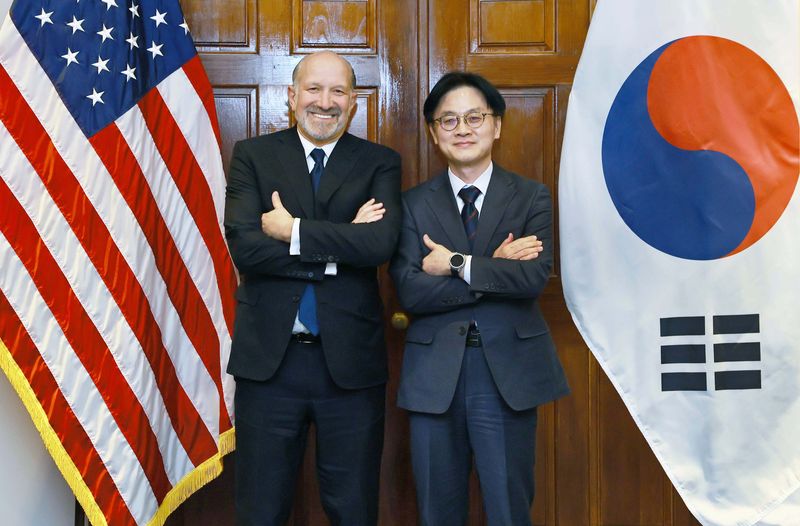 [서울=뉴시스] 권창회 기자 = 김정관 산업통상부 장관이 29일(현지 시간) 미국 워싱턴 D.C. 상무부 회의실에서 하워드 러트닉 미 상무부 장관과 기념촬영을 하고 있다. (사진=산업통상부 제공) 2026.01.31. photo@newsis.com *재판매 및 DB 금지