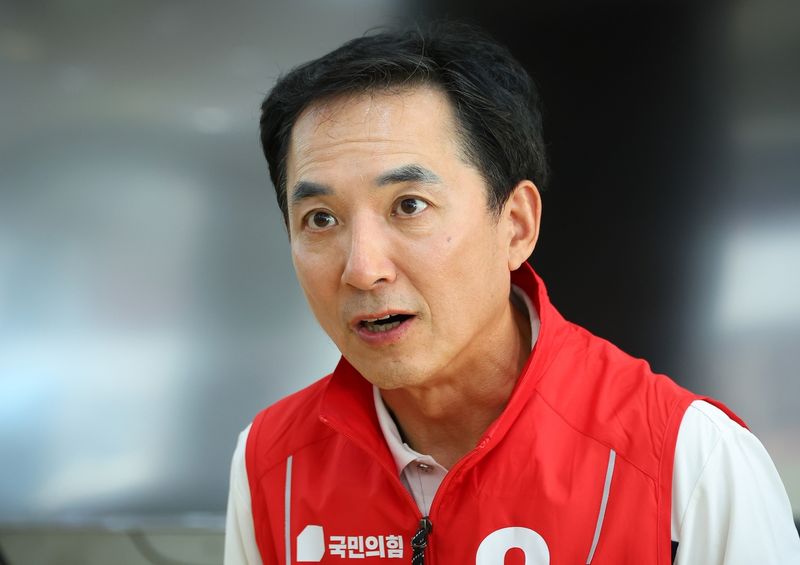연합뉴스와 인터뷰하는 국민의힘 박민식 후보 (출처=연합뉴스)