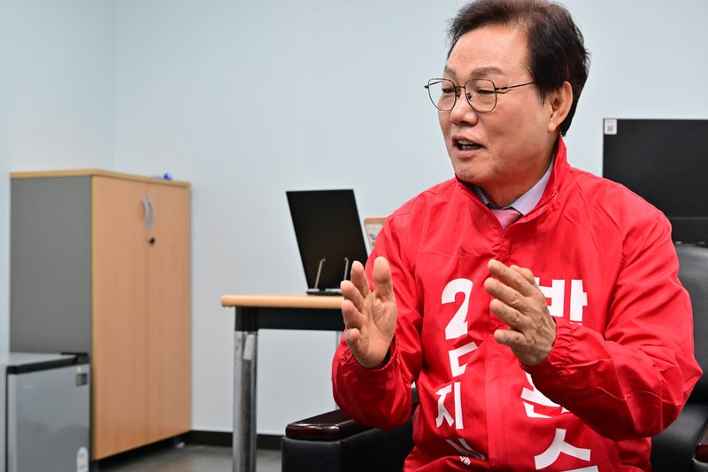 [창원=뉴시스] 차용현 기자 = 8일 오전 국민의힘 박완수 경남지사 선거 후보가 창원시 성산구 소재 자신의 선거사무소에서 뉴시스와 인터뷰를 하고 있다. 2026.05.08.con@newsis.com
