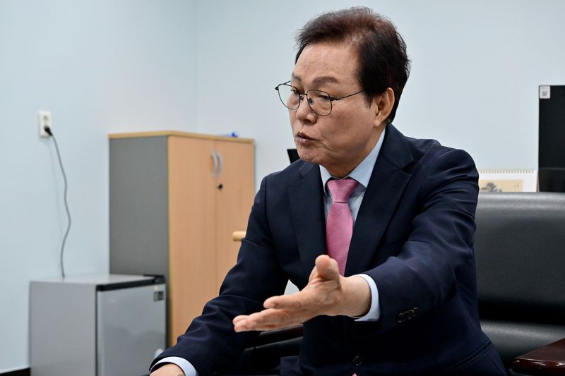 [창원=뉴시스] 차용현 기자 = 8일 오전 국민의힘 박완수 경남지사 선거 후보가 창원시 성산구 소재 자신의 선거사무소에서 뉴시스와 인터뷰를 하고 있다. 2026.05.08.con@newsis.com
